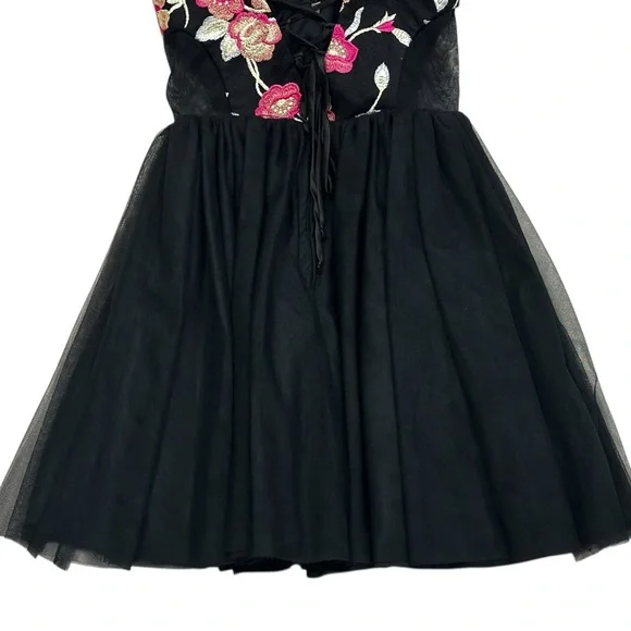 Teeze Me Spaghetti Strap Sweetheart Embroidered Top Side Illusion Dress Size 1/2 - Picture 8 of 8